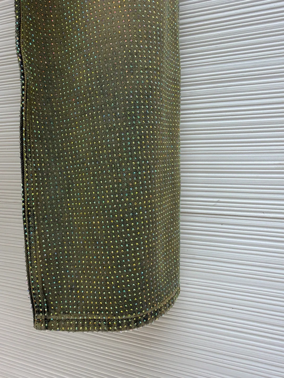 Acne Studios Year of the Snake limited edition full-diamond jeans ●Item number: 1681289-B45 ●Material: denim fabric ●Technology: hot-drilled production ●Color: olive green ●Version: loose fit ●Weight: about 1060 grams ●Size: XS-S-M-L-XL-XXL ●Description: Fabric treatment: Made of denim fabric, after washing process, it presents a unique olive green tone and distressed texture, making the pants more retro style. Cutting and sewing: Cut with a straight version and spliced ​​with a professional sewing machine. Key parts such as the crotch are reinforced with double-thread seams to ensure a solid structure. Diamond jewelry selection: Choose exquisite rhinestones and arrange them through designs to create a full-diamond effect, enhancing the visual magnificence. Fixing process: Using ultrasonic machine high-temperature hot-drilling process, with precise temperature control, the rhinestones are firmly attached to the denim fabric, ensuring that they will not fall off easily after machine washing. The overall wiring is straight and delicate, the fabric is comfortable and soft, and the color is consistent without color difference. It can be matched with the same style to create a fashionable look and control various occasions. Customized accessories, complete with three standards, same style for men and women!